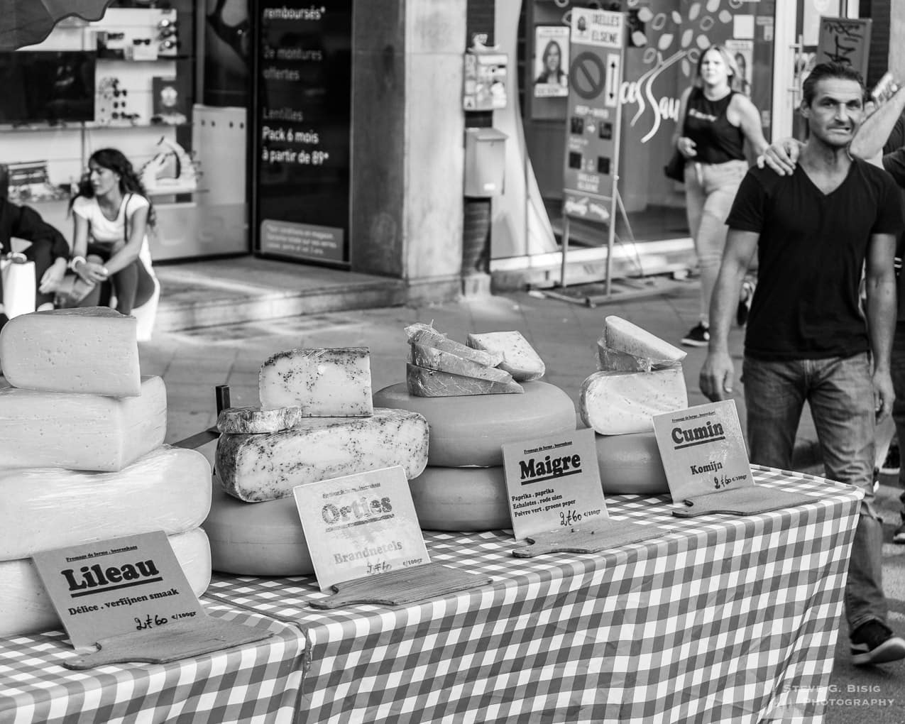 Photo 18/32 of a series of black and white photographs from the 2018 Grande Braderie D'Ixelles sidewalk sale and street festival in Brussels, Belgium.