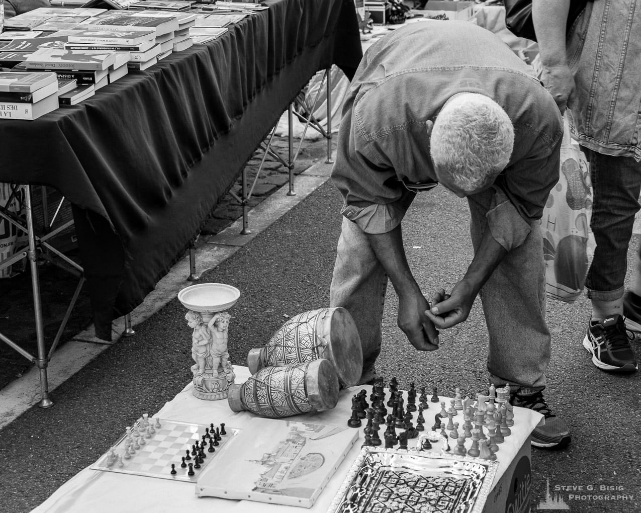 Photo 20/32 of a series of black and white photographs from the 2018 Grande Braderie D'Ixelles sidewalk sale and street festival in Brussels, Belgium.