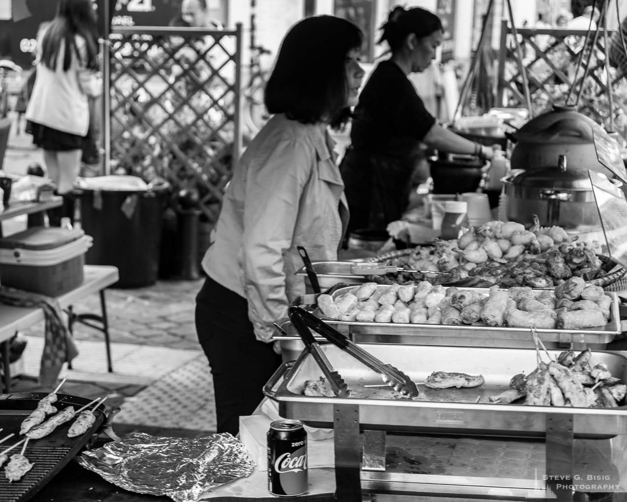 Photo 22/32 of a series of black and white photographs from the 2018 Grande Braderie D'Ixelles sidewalk sale and street festival in Brussels, Belgium.