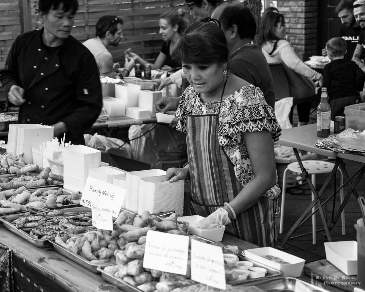 Photo 24/32 of a series of black and white photographs from the 2018 Grande Braderie D'Ixelles sidewalk sale and street festival in Brussels, Belgium.