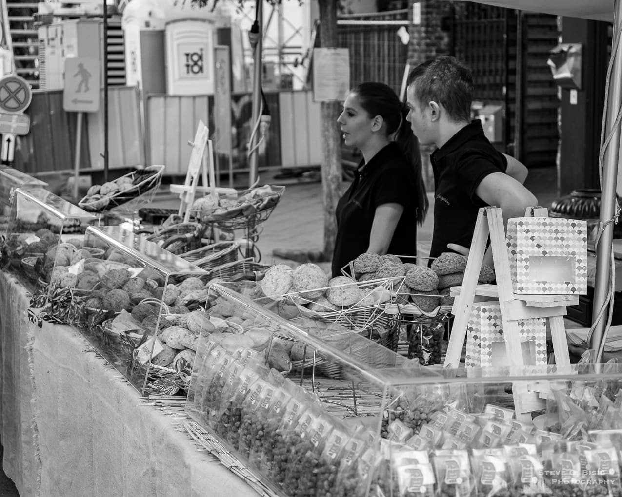 Photo 25/32 of a series of black and white photographs from the 2018 Grande Braderie D'Ixelles sidewalk sale and street festival in Brussels, Belgium.