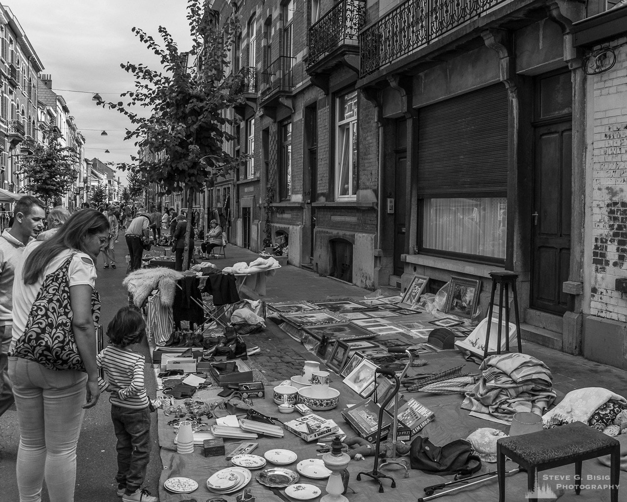 Photo 6/32 of a series of black and white photographs from the 2018 Grande Braderie D'Ixelles sidewalk sale and street festival in Brussels, Belgium.