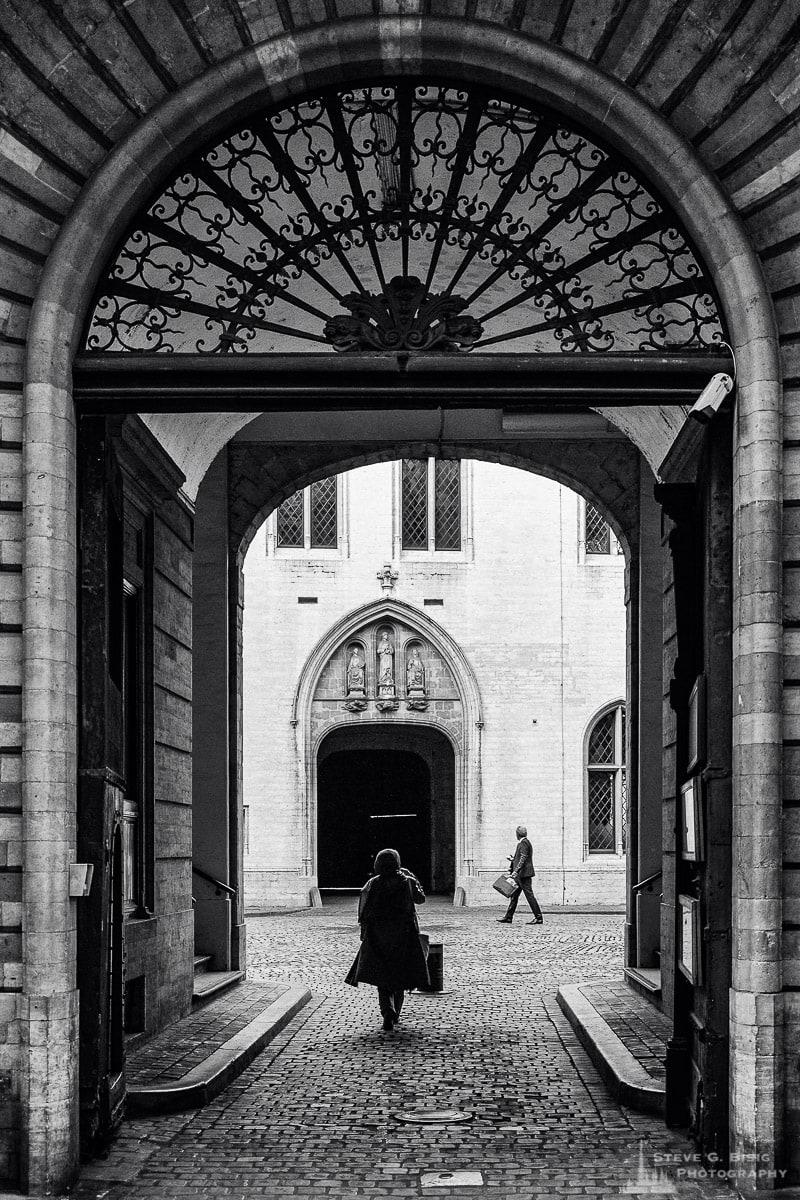 A black and white photograph of an archway along Rue de I'Etuve in Brussels, Belgium.